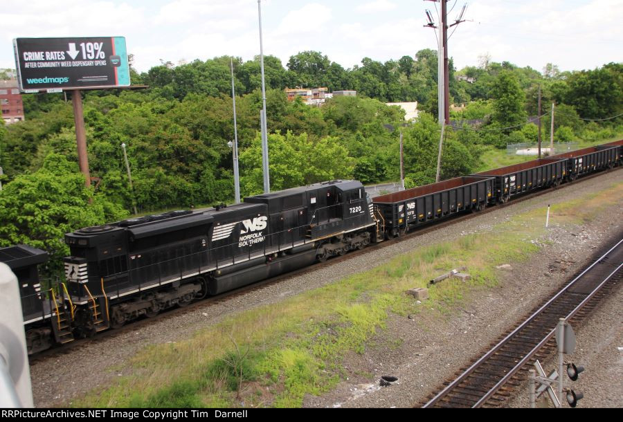 NS 7220 on WB empty gon train 60N